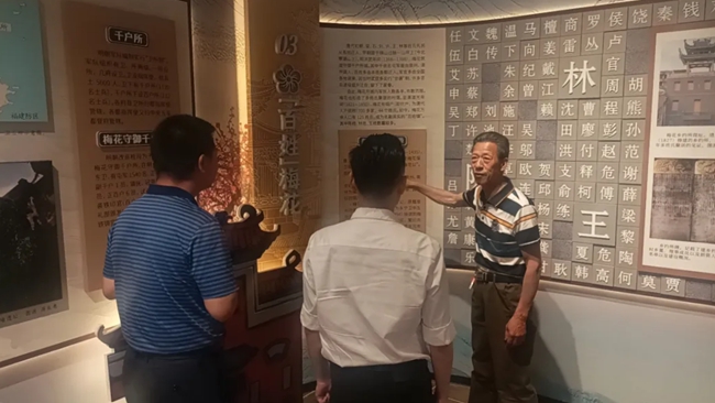 黃金興在展館內(nèi)做介紹