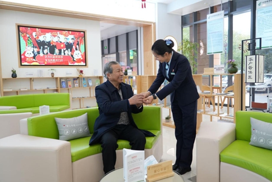 郵儲銀行福建分行:讓養(yǎng)老變"享老"近年來，郵儲銀行福建省分行通過構(gòu)建高質(zhì)量養(yǎng)老金融服務(wù)體系，在全省打造一批養(yǎng)老示范金融網(wǎng)點，對網(wǎng)點進行適老化改造、推出養(yǎng)老金融專屬產(chǎn)品，打造讓百姓滿意的養(yǎng)老金融特色銀行。