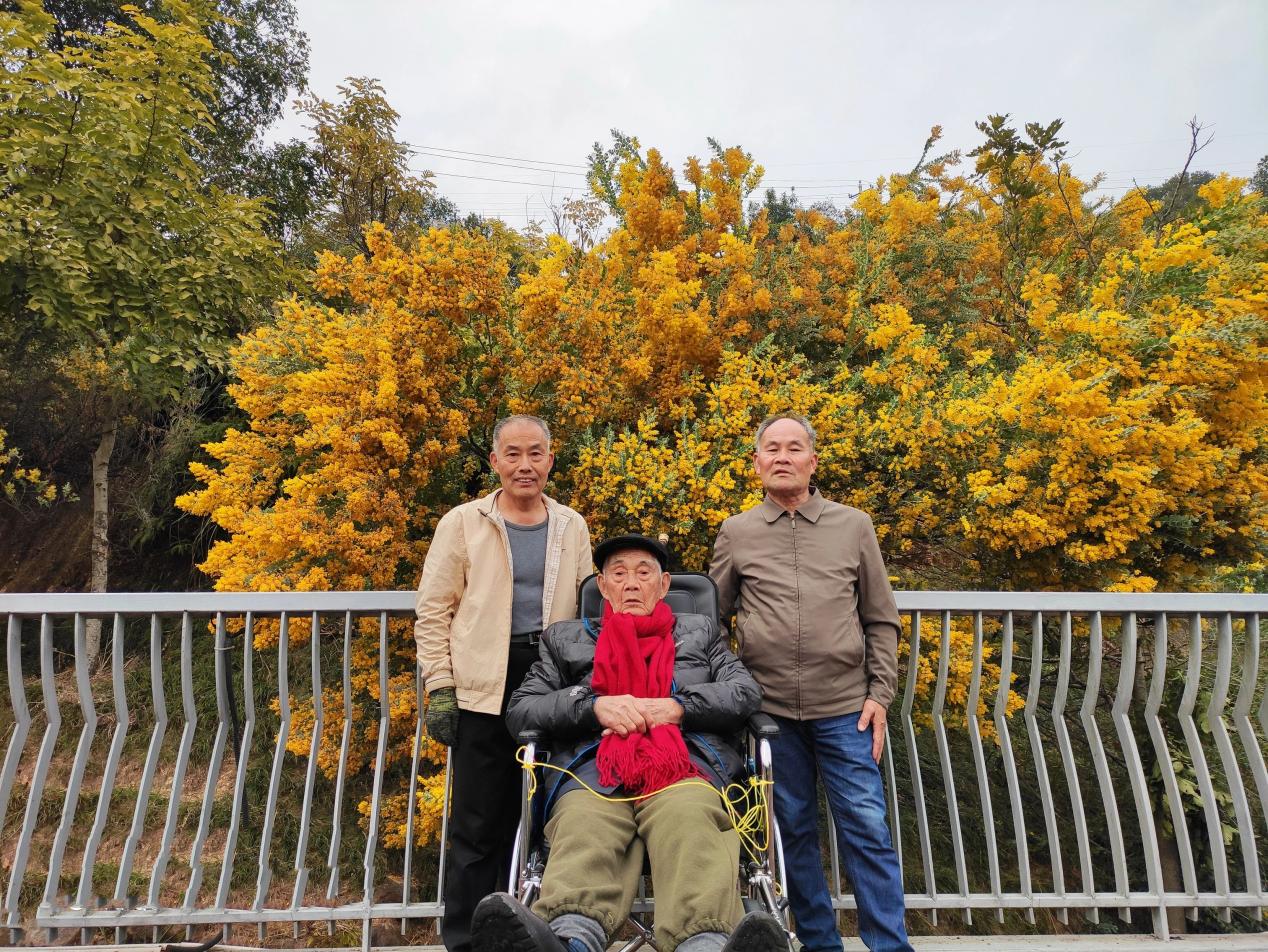 黃金枋（中）和黃光輝（右）、黃永輝（左）兩兄弟游覽鳳山綠道。受訪者供圖