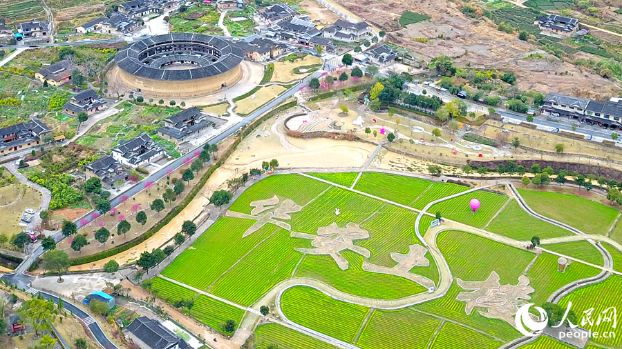 被譽(yù)為“土樓之王”的二宜樓與成片油菜花交相輝映。人民網(wǎng) 李昌乾攝