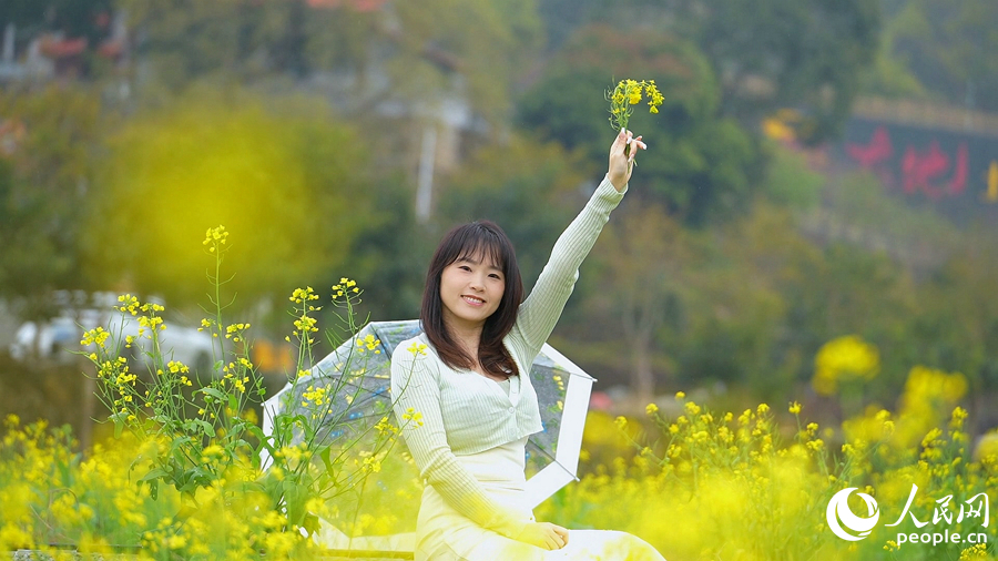 油菜花海吸引游客打卡。華安縣融媒體中心供圖