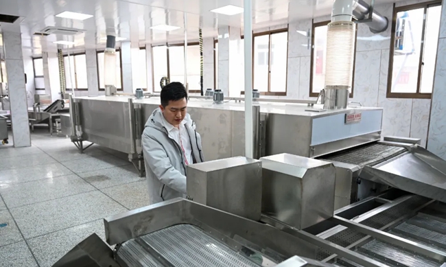 林斐正在調(diào)試鮑魚產(chǎn)品生產(chǎn)線設(shè)備