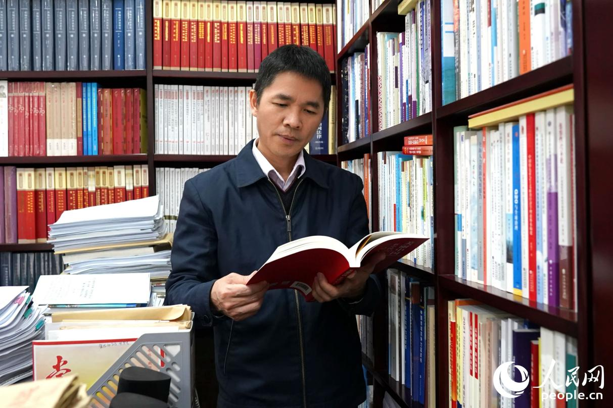 全國(guó)人大代表、福建社會(huì)科學(xué)院副院長(zhǎng)黃茂興。人民網(wǎng)記者 蘭志飛攝