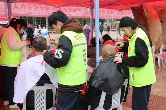 提供免費(fèi)理發(fā)服務(wù)