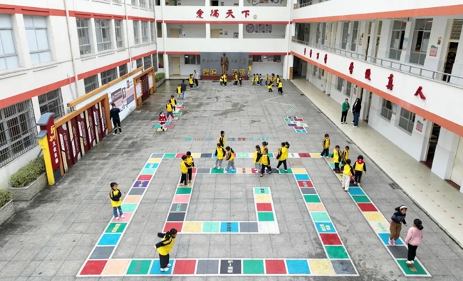 課間，周寧縣實驗小學的孩子們在室外玩耍