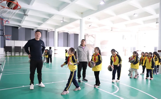 孩子們在練習(xí)體驗投籃