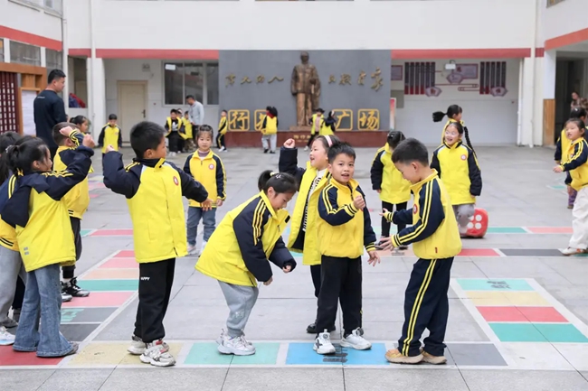 課間時間延長，讓孩子們有更充分的活動時間