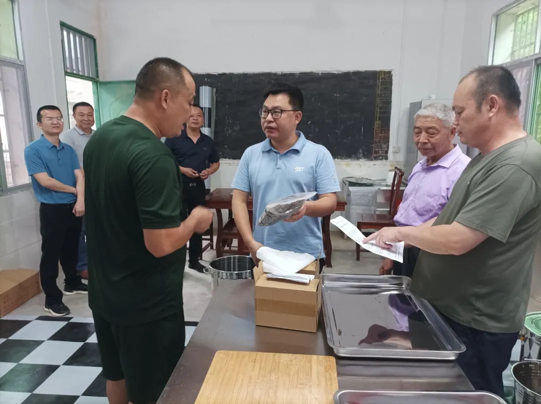 鐘福輝（中間藍色短袖）察看上赤村鄉(xiāng)村振興直播基地建設(shè)情況