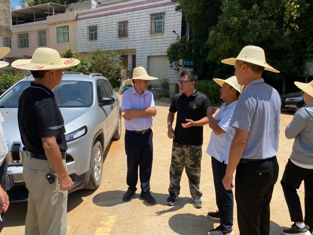 鐘福輝(二排中間黑色短袖)推進(jìn)災(zāi)后供水管網(wǎng)修復(fù)項(xiàng)目