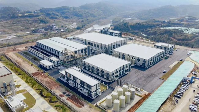 德澤鋰離子電池碳基負(fù)極材料深加工項(xiàng)目。新羅區(qū)融媒體中心供圖