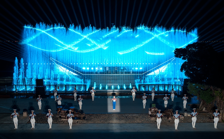 《最憶船政》演出中，演員手持紅旗，準(zhǔn)備將其在船上升起。福建船政文化管委會(huì)供圖