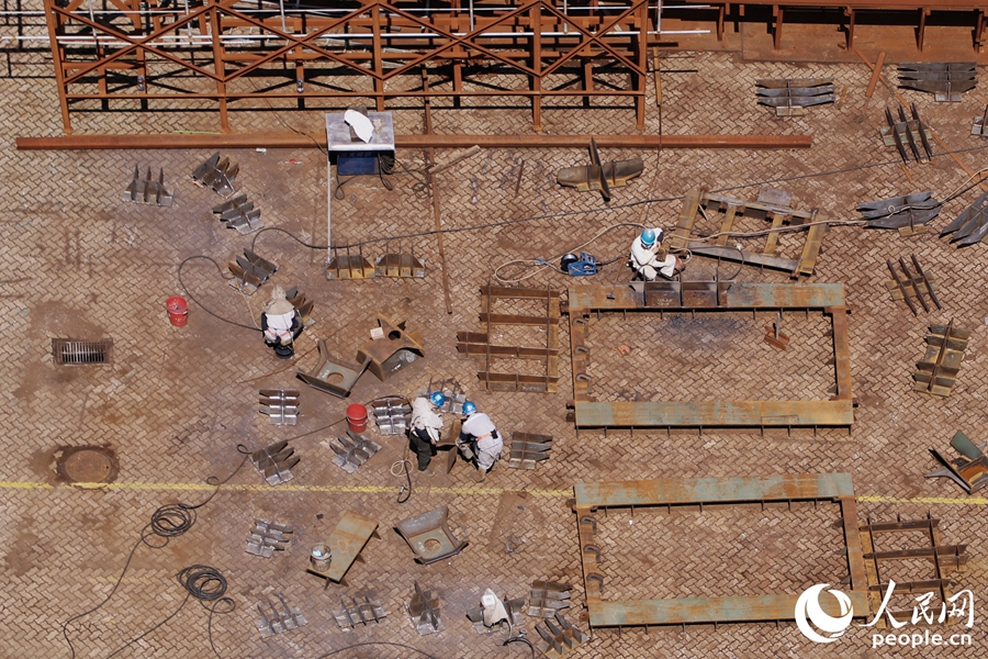 工人們正在作業(yè)。人民網(wǎng) 李唯一攝