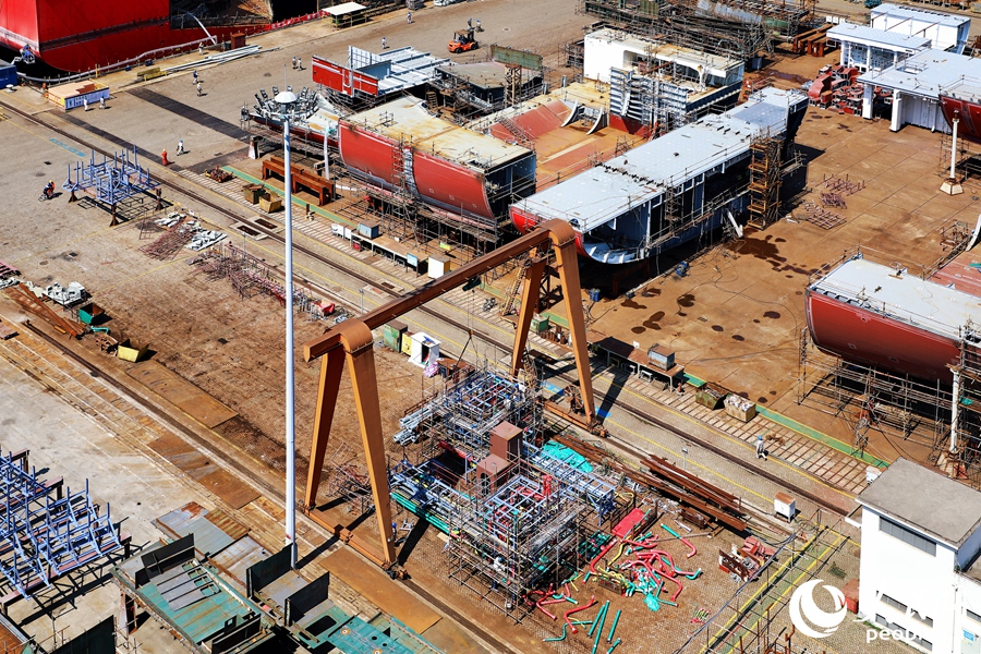 近年來(lái)，福建省馬尾造船股份有限公司先后建造交付了“探索二號(hào)”科考船、7500車LNG雙燃料汽車滾裝船、永樂(lè)科考平臺(tái)等。人民網(wǎng) 李唯一攝