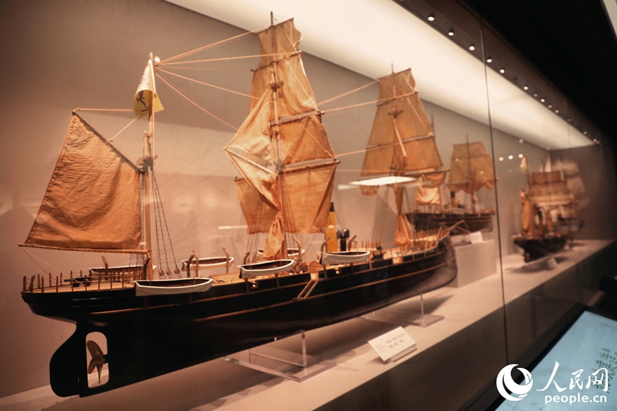 中國(guó)第一艘國(guó)產(chǎn)鐵脅木殼軍艦“威遠(yuǎn)”模型。人民網(wǎng) 李唯一攝