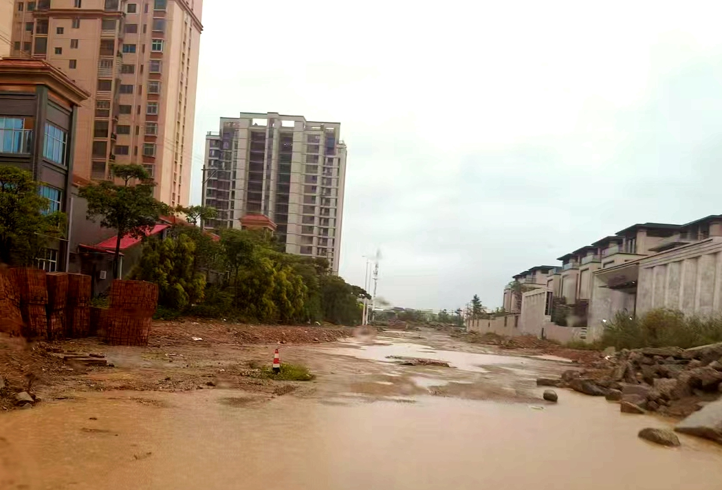 莆田市涵江區(qū)商城東路遲遲未建好，雨天道路積水、路面泥濘，難以通行。姚先生供圖