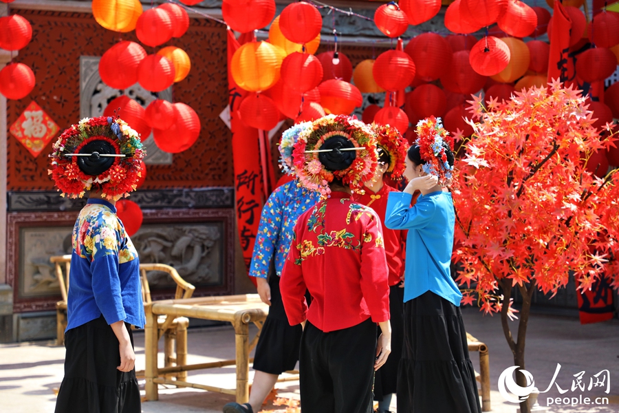 頭上簪花圍、身披大裾衫的蟳埔女。人民網(wǎng) 李唯一攝