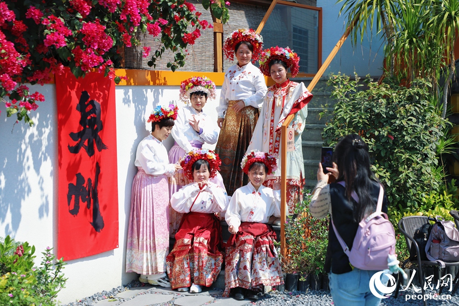 體驗簪花的游客。人民網(wǎng) 李唯一攝