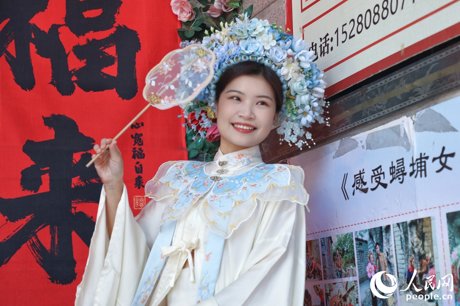 春天繁花盛開，是簪花的旺季。人民網(wǎng) 李唯一攝