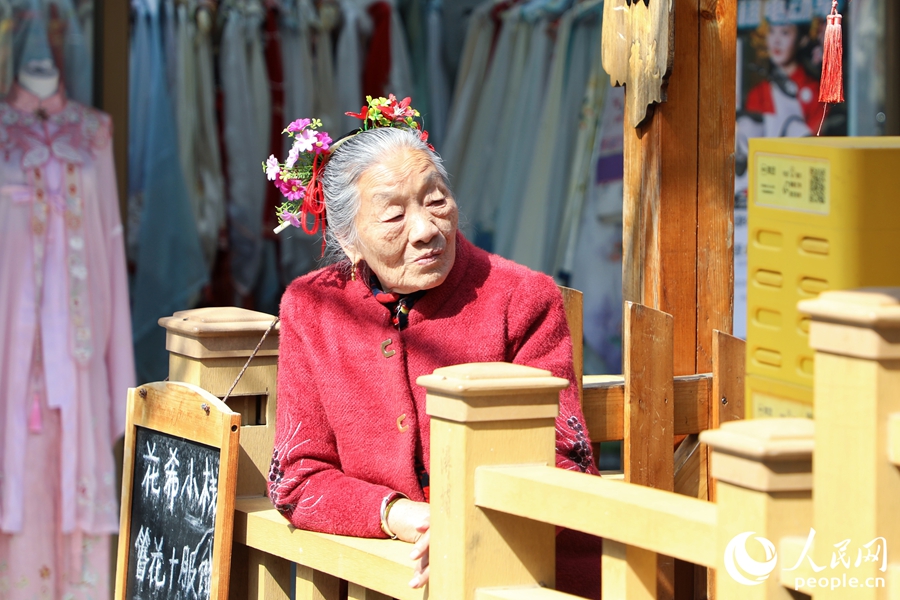 蟳埔白發(fā)老人頭戴簪花。人民網(wǎng) 李唯一攝