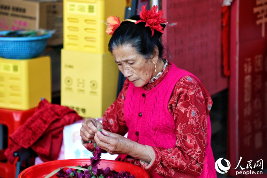 簪花技藝歷史悠久，當?shù)夭簧倬用裨诒Ｗo和傳承著這一技藝。人民網(wǎng) 李唯一攝