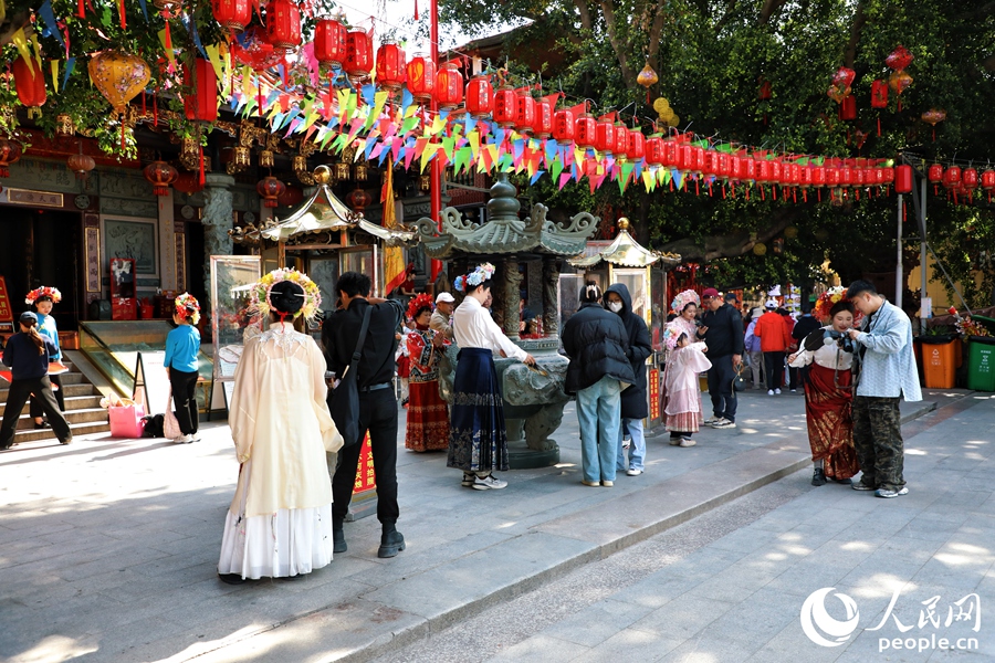 蟳埔村游人如織。人民網(wǎng) 李唯一攝