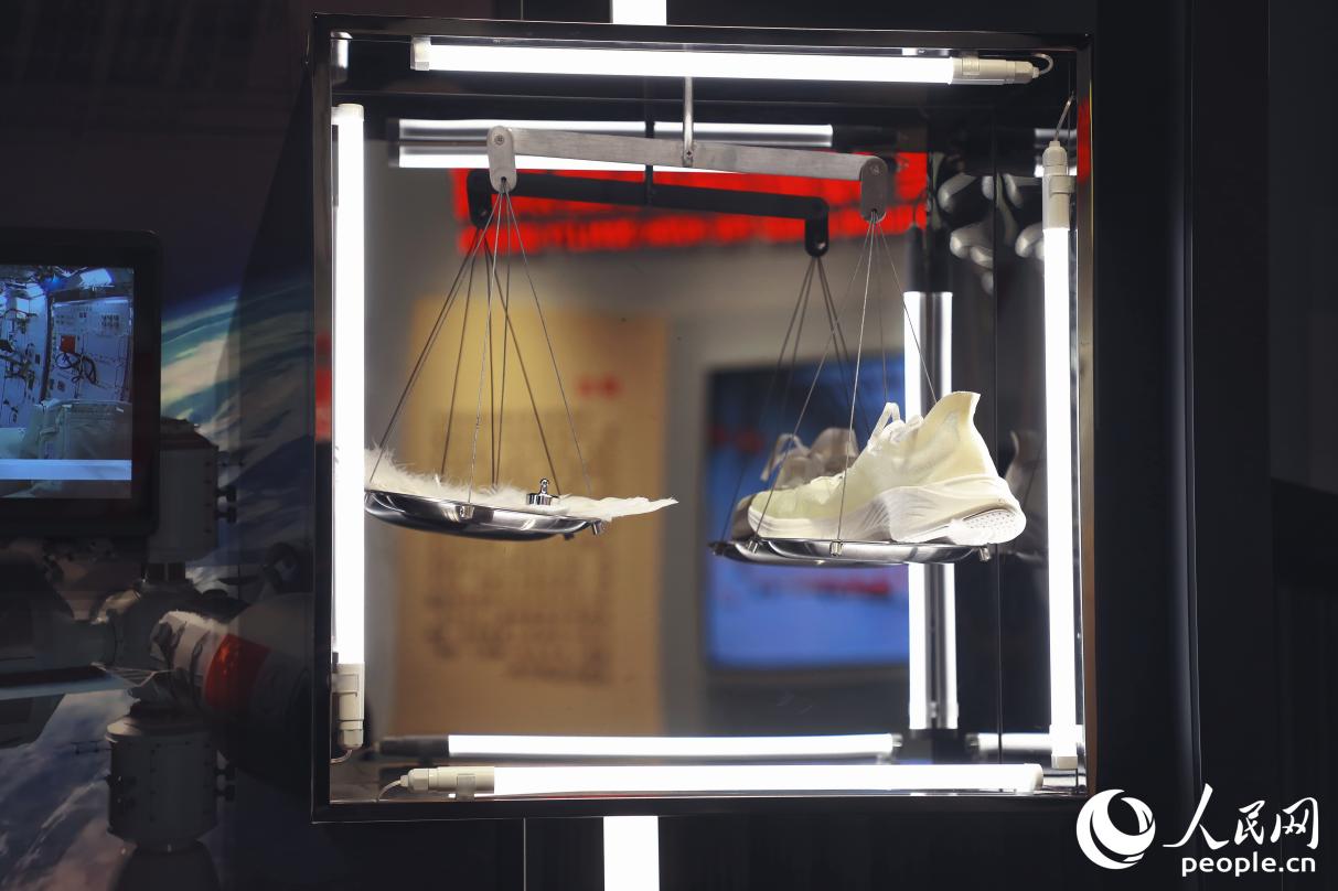 通過“氫科技”等自主研發(fā)的核心科技，安踏集團(tuán)自主研發(fā)的41碼單只鞋重量不到100克，鞋底密度為羽毛的五分之一。人民網(wǎng) 李唯一攝