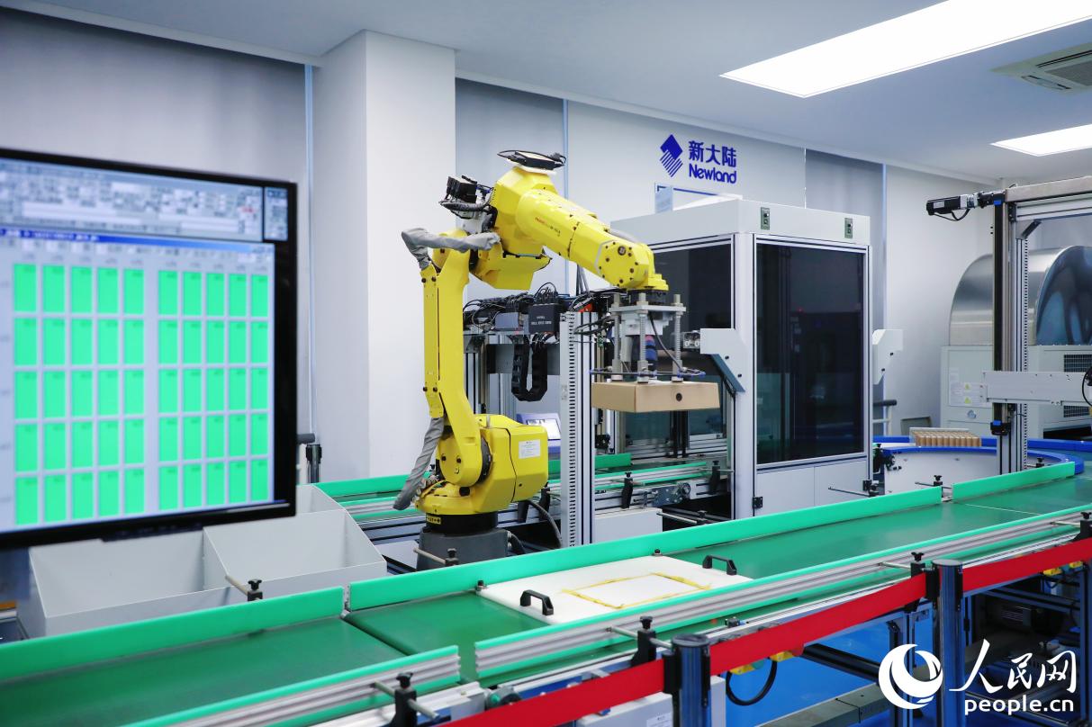 新大陸科技集團(tuán)工程實(shí)驗(yàn)中心。人民網(wǎng) 李唯一攝