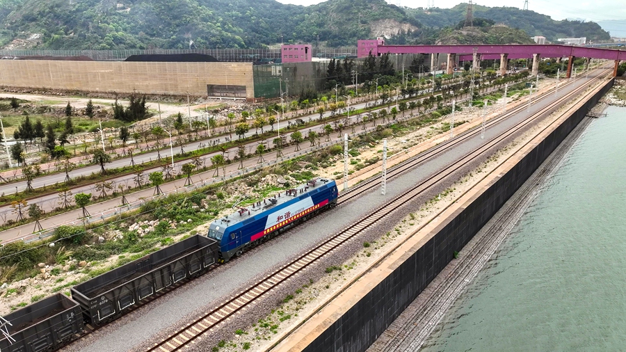 滿載3000余噸巴西鐵礦石的49051次列車駛出可門港。胡錦鵬攝