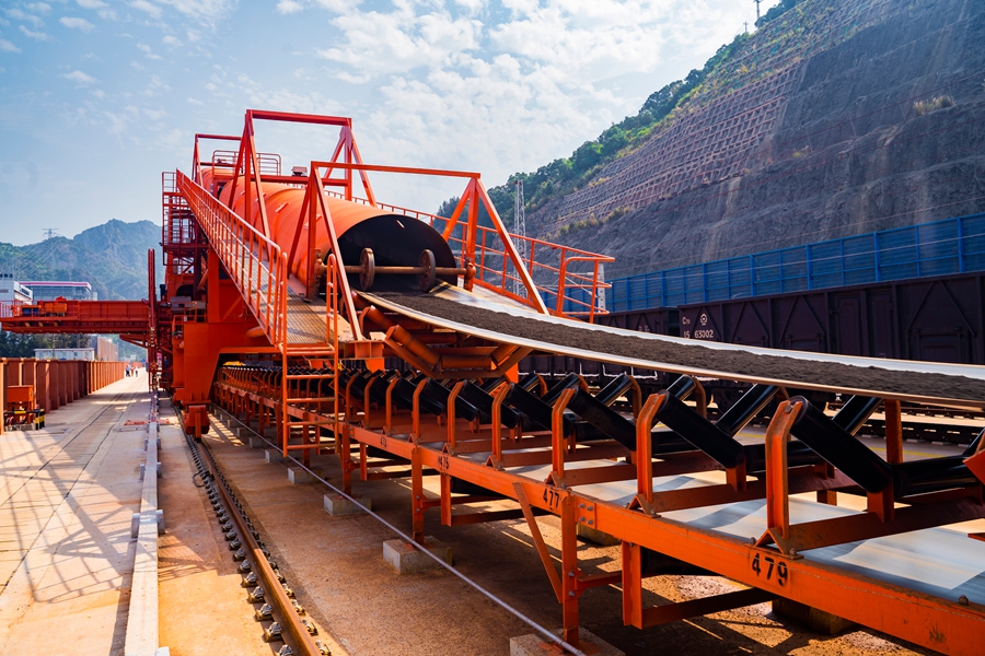 鐵礦通過傳送帶輸送至雙股道電氣化移動式裝車機內。唐志海攝