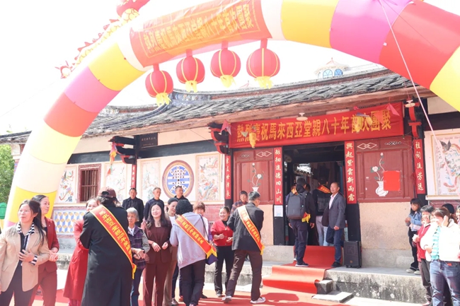 馬來(lái)西亞僑親們走進(jìn)后清黃氏福昌祖祠