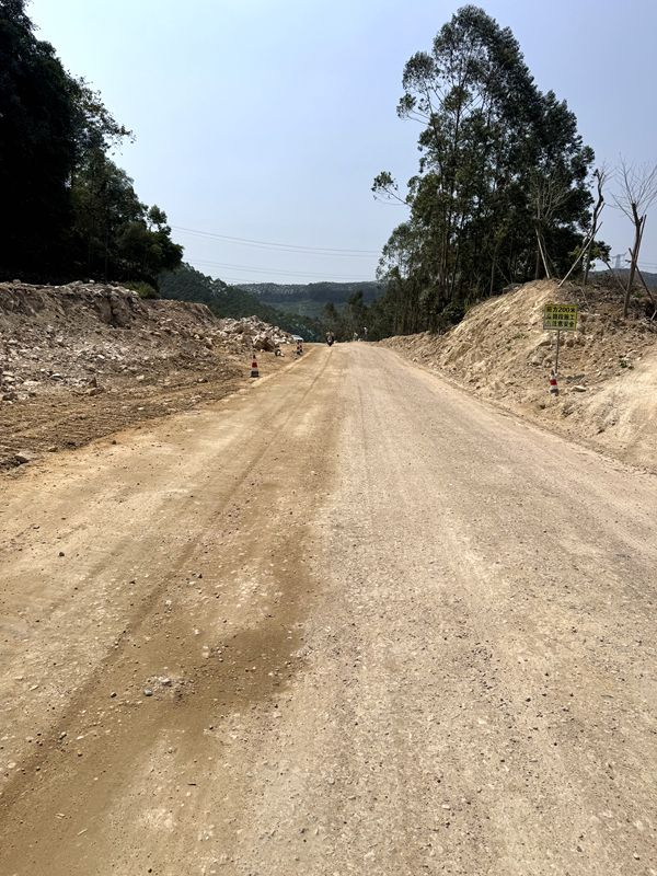 縣道X585坂舊線部分路段仍為泥土路。莊先生供圖