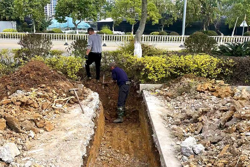 工人正在開挖截水渠。南靖縣住房和城鄉(xiāng)建設(shè)局供圖