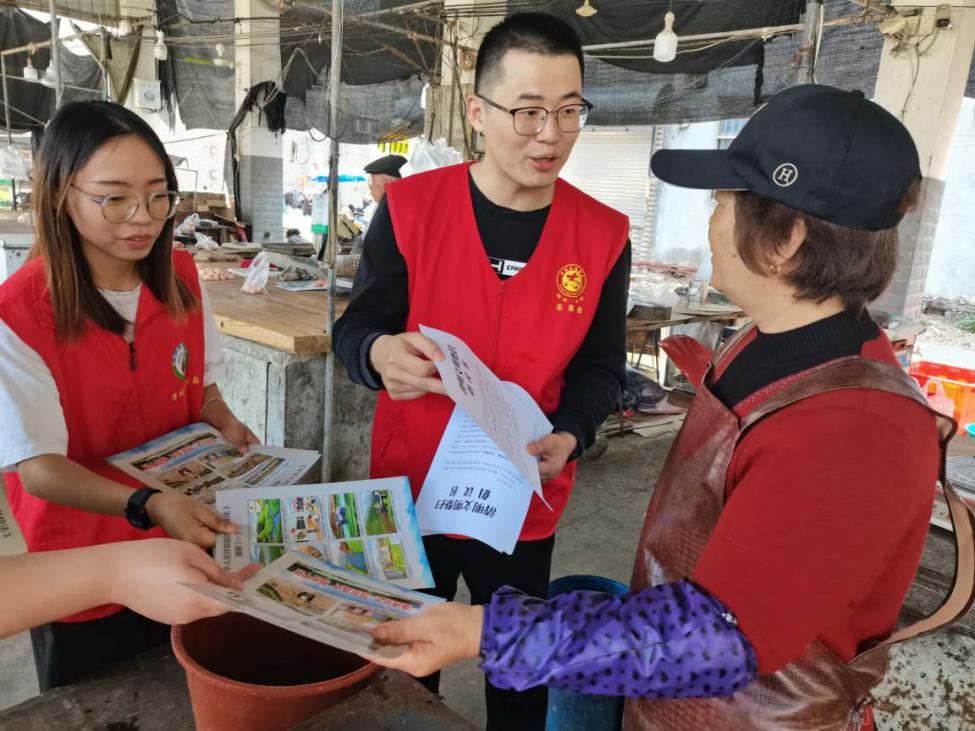 志愿者發(fā)放宣傳冊