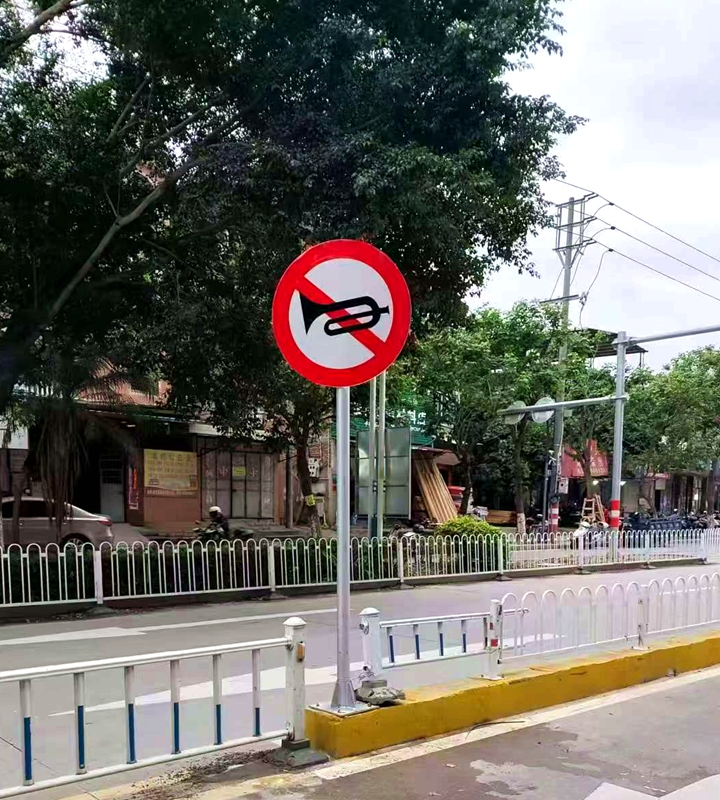 泉州市鯉城區(qū)江南大街上增設(shè)的禁鳴標(biāo)識(shí)。鯉城區(qū)城管局供圖