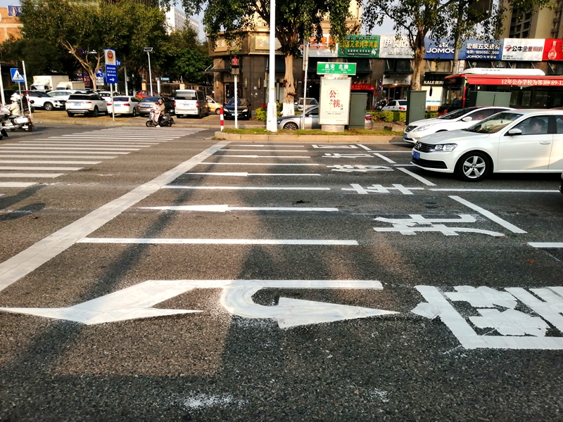 晉江交管部門重新施劃斑馬線，并設(shè)置摩托車待行區(qū)域。晉江市交通運(yùn)輸局供圖