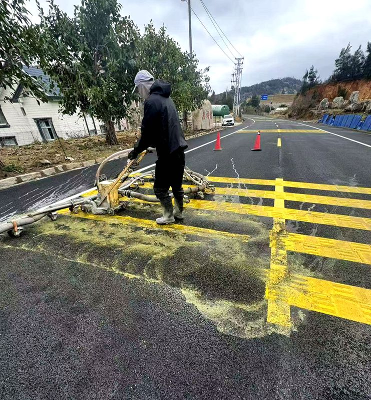 施工人員擦掉部分減速帶。福清市南嶺鎮(zhèn)政府供圖