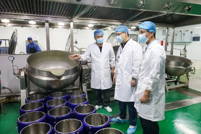 長樂區(qū)市場監(jiān)督管理局工作人員檢查學(xué)校食堂