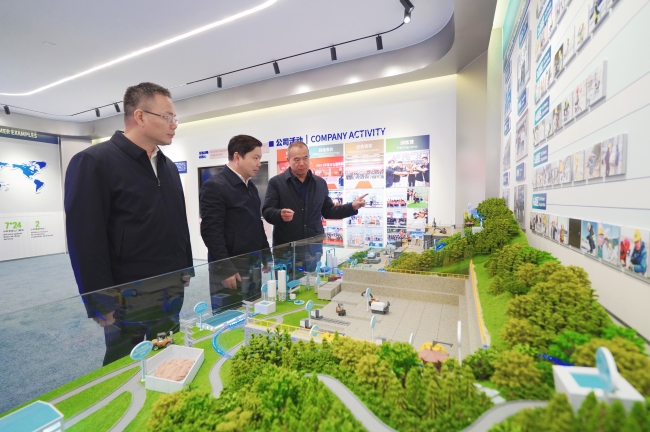 在福州高新區(qū)有個(gè)“雷打不動(dòng)”的“領(lǐng)導(dǎo)上門走訪”機(jī)制，企業(yè)有什么需求，不出門就能同時(shí)向來訪的高新區(qū)黨政“一把手”反饋。圖為福建天石源科技股份有限公司現(xiàn)場(chǎng)。福州高新區(qū)供圖