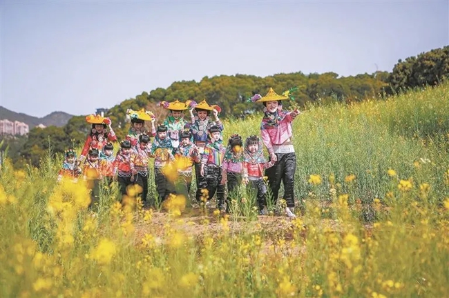 惠安扎實(shí)推進(jìn)農(nóng)文旅融合發(fā)展，圖為惠女在油菜花田進(jìn)行快閃秀。王勝攝