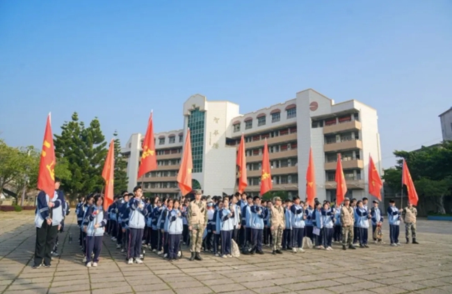 學(xué)生齊聚操場，準(zhǔn)備出發(fā)