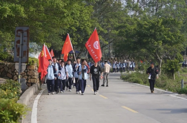 學(xué)生徒步行進(jìn)