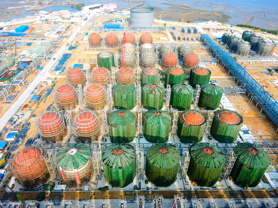 中沙古雷乙烯項(xiàng)目儲(chǔ)罐區(qū)域的44臺(tái)大型球罐封頂?？律偃鐢z