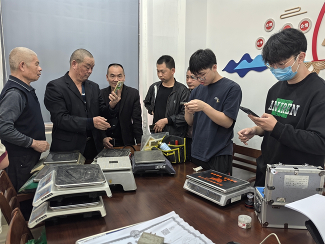 開(kāi)展“計(jì)量惠民”服務(wù)活動(dòng)。翔安區(qū)市場(chǎng)監(jiān)管局供圖