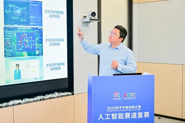 人工智能賽道企業(yè)自主創(chuàng)新賽題復(fù)賽現(xiàn)場，選手進行介紹