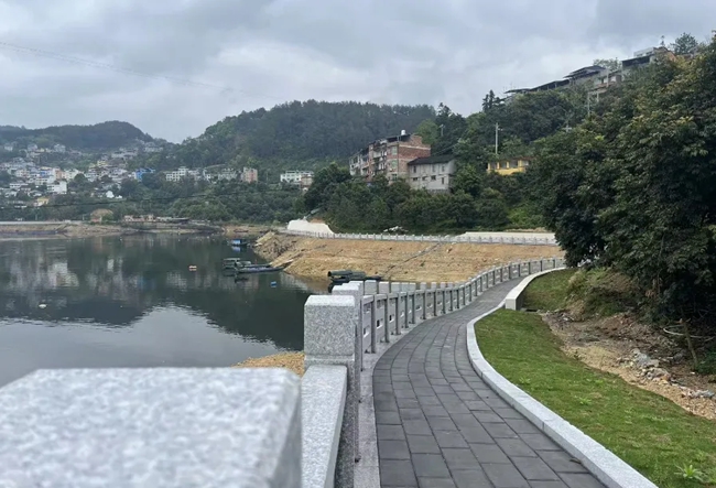 新建的護(hù)岸