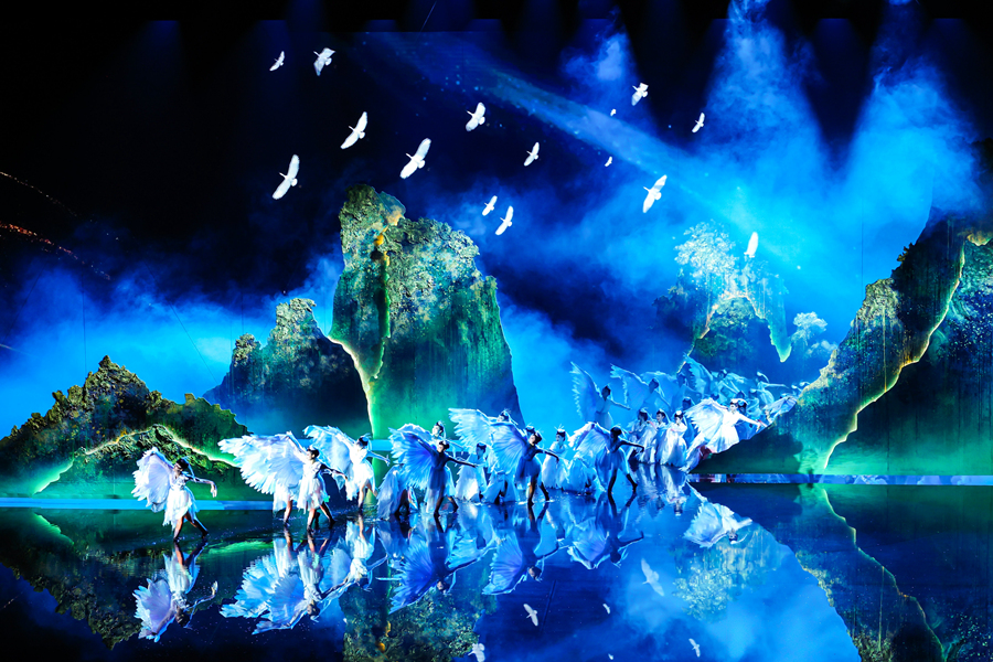全幅智能水舞臺系統(tǒng)使機(jī)械水幕與數(shù)控光影精妙交互。主辦方供圖