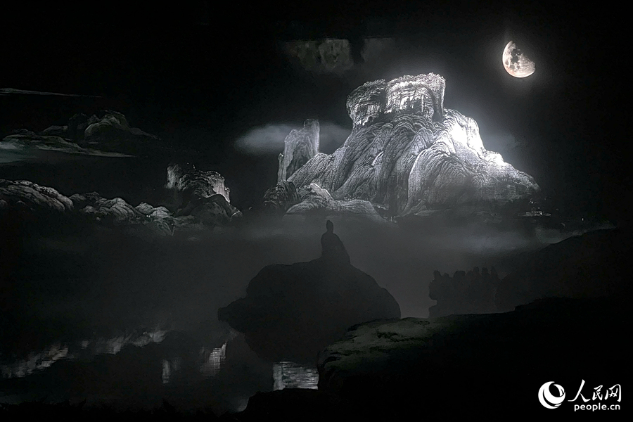 機(jī)械水幕與數(shù)控光影重構(gòu)水墨丹青的東方美學(xué)意境。人民網(wǎng)記者 林盈攝