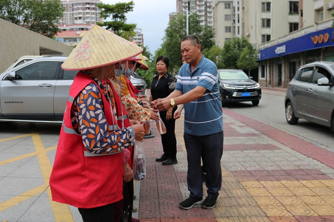 蔡旺順?lè)驄D攜手臺(tái)商聯(lián)誼會(huì)給環(huán)衛(wèi)工人送清涼飲品。沈俊濱攝