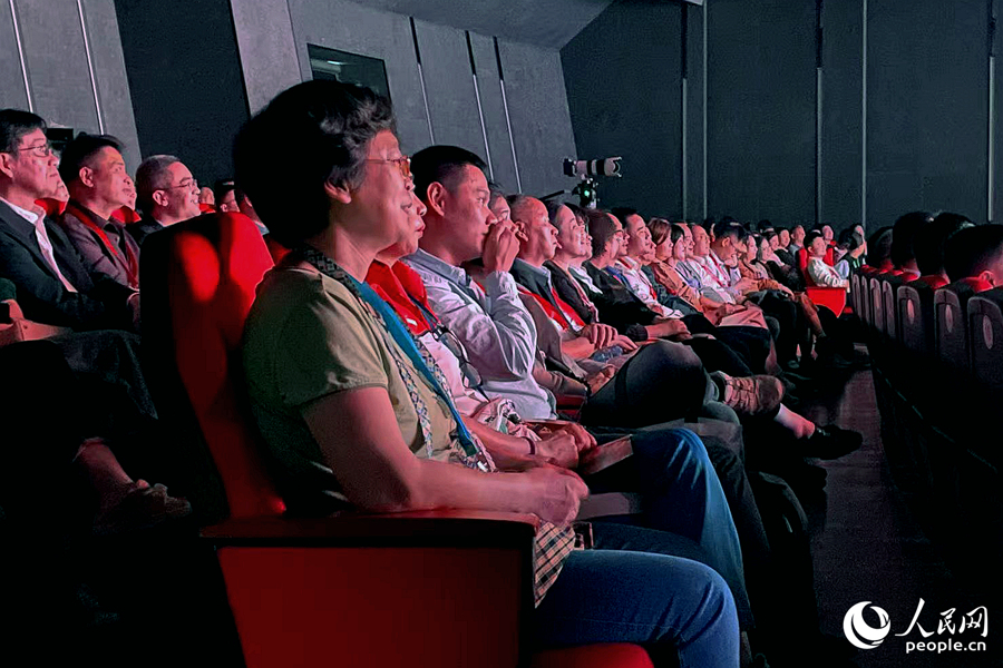 脫口秀表演引現(xiàn)場觀眾笑聲連連。人民網(wǎng)記者 林盈攝