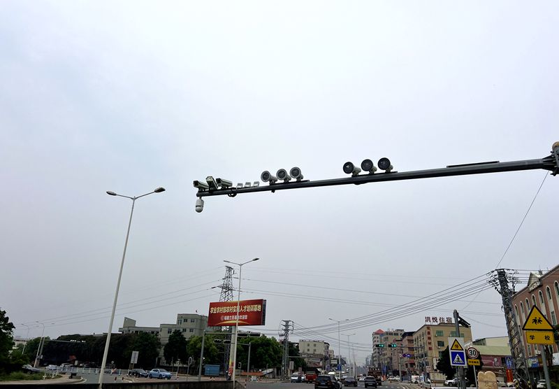 南安市康美鎮(zhèn)草埔紅綠燈處的電子抓拍設(shè)備已安裝完成。南安市委宣傳部供圖